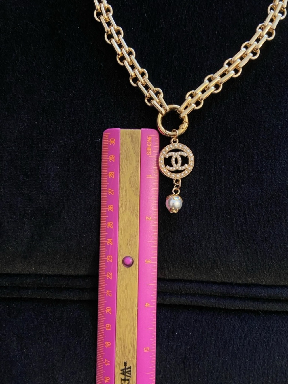CHANEL Logo Medallion  Pearl Drop Charm And Gold Link Chain Necklace - Picture 8 of 12